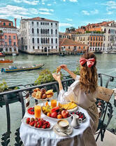 Милая девушка на берегу Венецианского канала