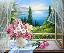 Большой букет роз на окне у моря