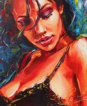 Брюнетка с глубоким декольте