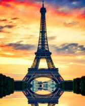 Эйфелева башня на фоне красивого яркого неба