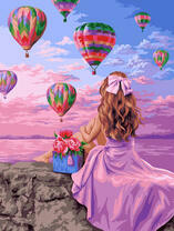 Девушка в розовом платье любуется воздушными шарами