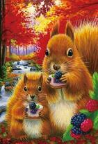 Белочки кушают печенье с ежевикой