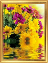 Яркие цветочки у воды