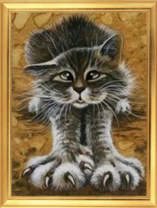 Серый котёнок потягивается