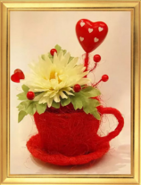 Цветочек в красной чашке