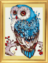 Сова с голубыми перьями на ветке