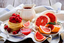 Грейпфрут, малина и сок