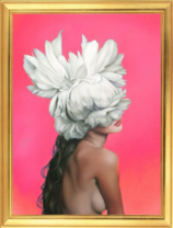 Обнаженная девушка с белыми цветами в волосах