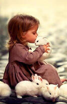 Девочка с маленькими кроликами