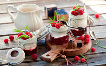 Утренний чай и малина со сливками