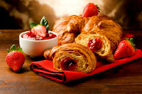 Клубника и круассаны с джемом