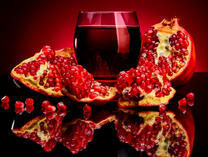 Стакан свежего гранатового сока