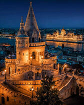 Старинный замок ночью