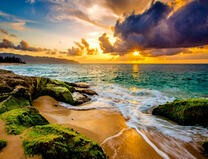 Камни на песчаном берегу моря