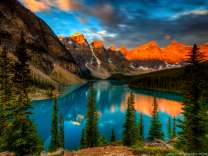 Река, лес и красочные горы на закате