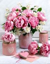Розовая ваза с нежными пионами