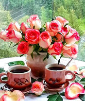 Красочные розы и утренний кофе
