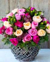 Большой букет розовых, белых и фиолетовых роз