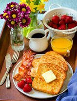 Завтрак из тостов и ягод