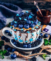 Десерт из черники и ежевики