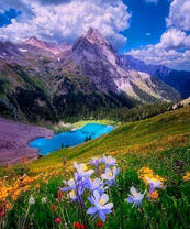 Голубое озеро у подножия скалистых гор