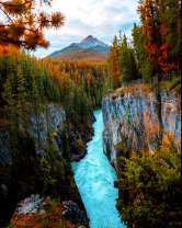 Бурная река в горном каньйоне