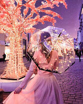 Девушка под зонтом в ночном городе