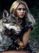 Амазонка и серый волк