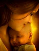 Мама обнимает спящего малыша