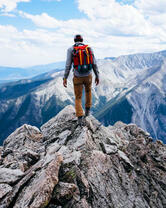 Мужчина на вершине горы