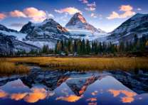 Отражение снежных пиков гор в озере