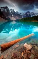 Грозовые тучи над горным озером