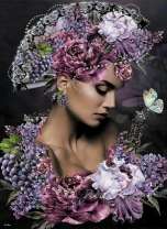 Девушка в наряде из цветов и винограда