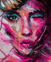 Девушка загадочно подмигивает