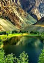 Лазурная вода горного озера в лесу