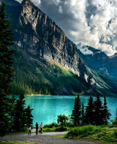 Гора над живописным озером