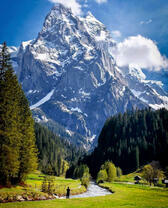 Высокая гора с ледником и река