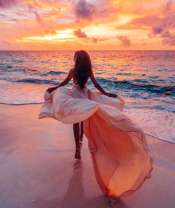 Прогулка на пляже в воздушном платье