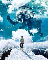 Мужчина на горе и слон в небесах