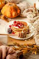 Блинчики с ягодами и мёдом