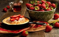 Пирог, клубника и чай