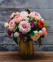 Оригинальный букет белых роз