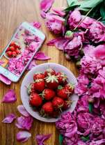 Спелая клубника и букет пионов