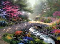 Каменный мост над ручьем в весеннем лесу