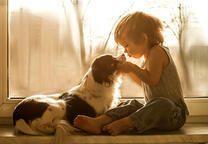 Мальчик и щеночек у окна