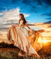 Девушка в пышном платье встречает рассвет