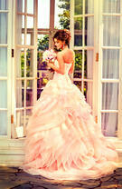 Невеста в розовом платье с букетом