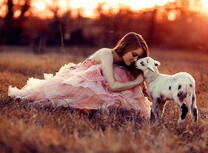 Девушка и нежный козлёнок