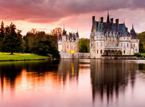 Красивое озеро у большого замка