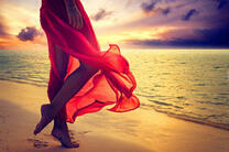 Девушка в красном платье на берегу моря